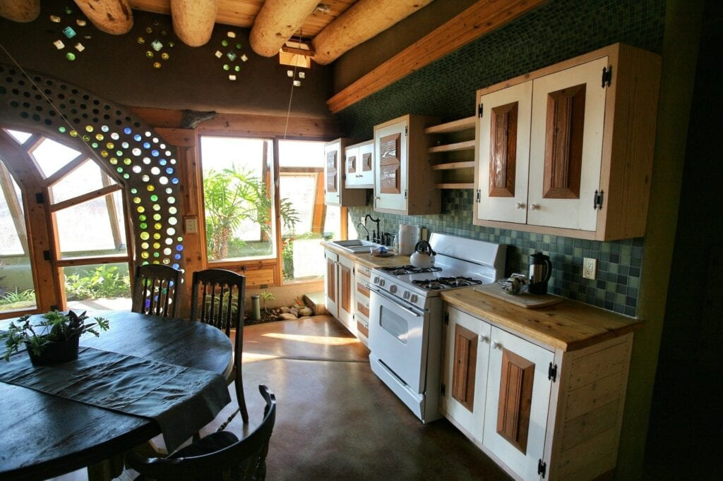 Nachhaltig und individuell: Wohnküche im Modell „Euro“. © Earthship Biotecture