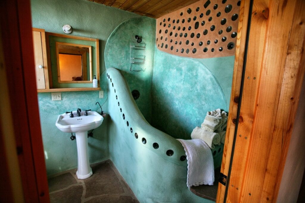 Fast ein wenig Hundertwasser-Style: Badezimmer, Modell „Euro“. © Earthship Biotecture