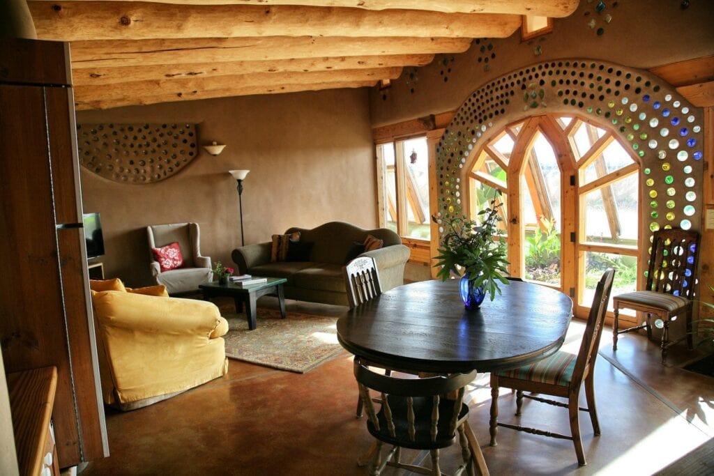 Nachhaltiger und schöner wohnen im Modell „Euro“. © Earthship Biotecture