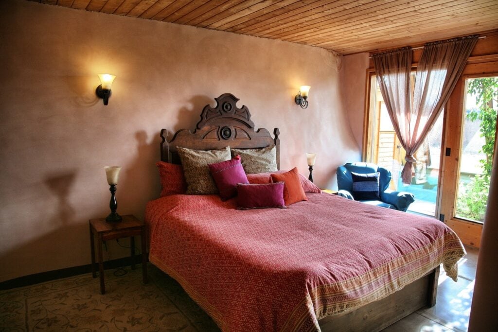 Alles Öko für eine gute Nacht: Schlafzimmer im Modell „Euro“. © Earthship Biotecture