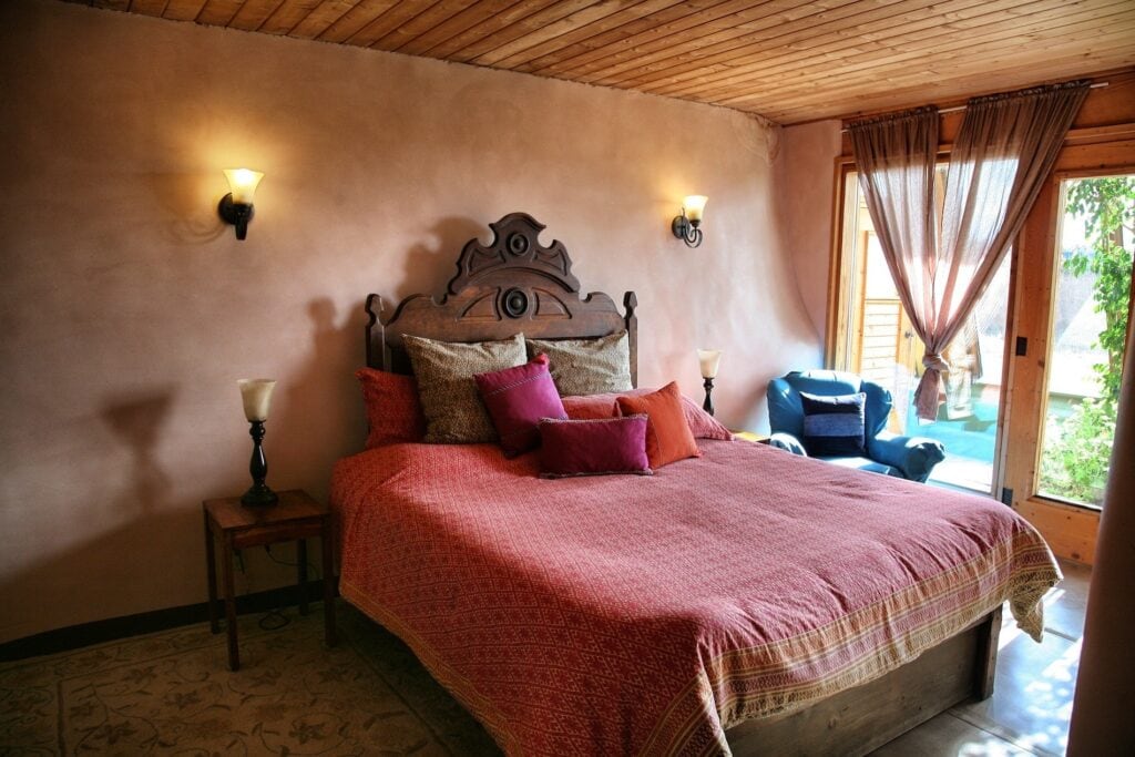 Alles Öko für eine gute Nacht: Schlafzimmer im Modell „Euro“. © Earthship Biotecture