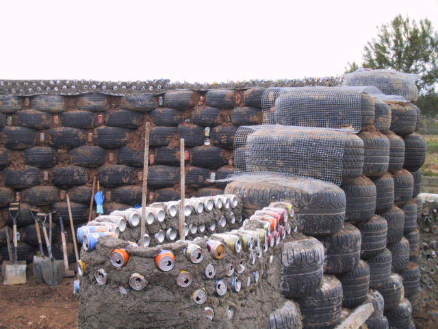 Autoreifen, Dosen und Erde – fast fertig sind die Mauern eines Earthships. © Earthship Biotecture