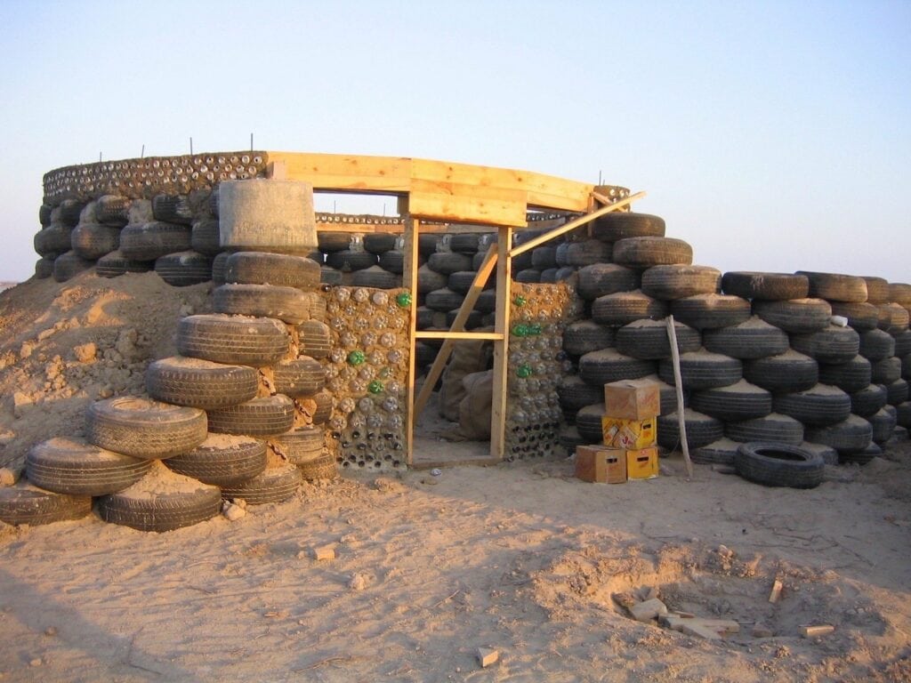 Das nachhaltig konzipierte Haus aus Müll nimmt Form an. © Earthship Biotecture