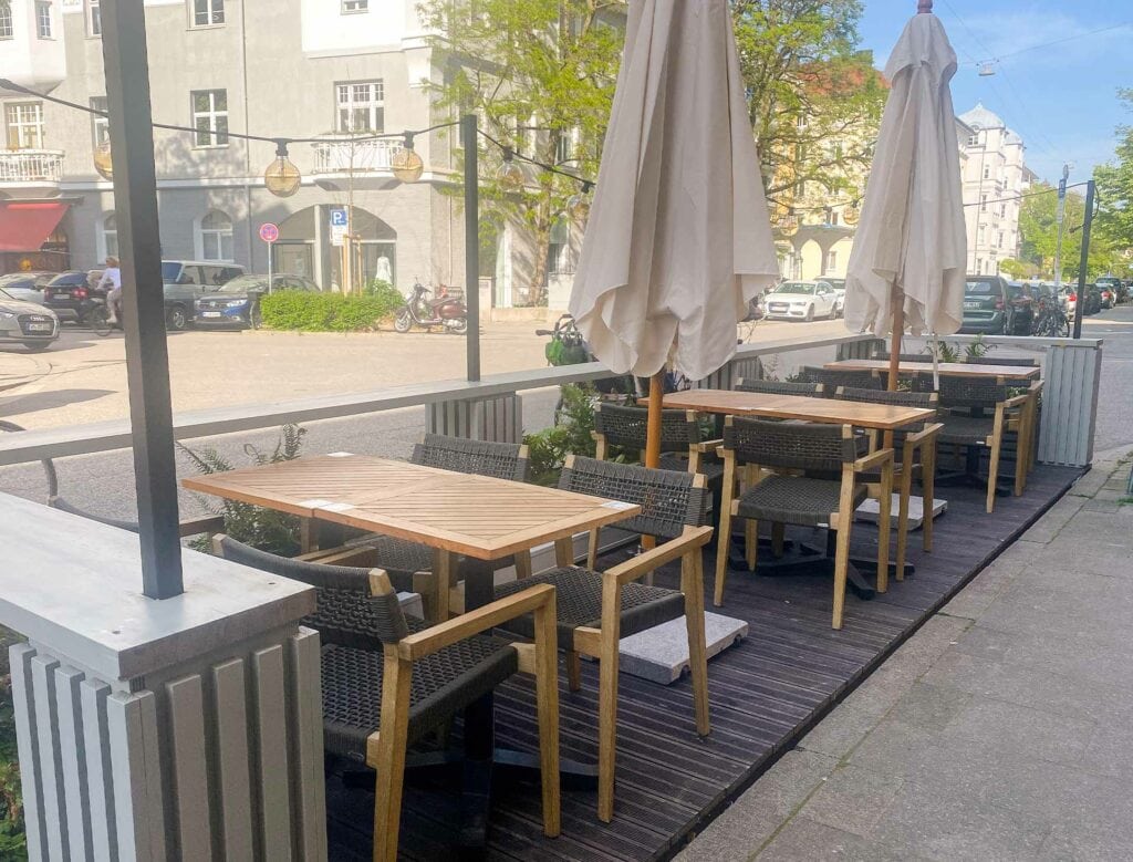 Klein und fein präsentiert sich diese Schanigarten-Variante in München.