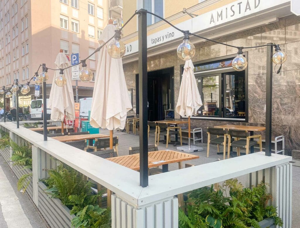 Schanigarten, Tapas und Wein – prädestiniert für einen schönen Sommerabend.