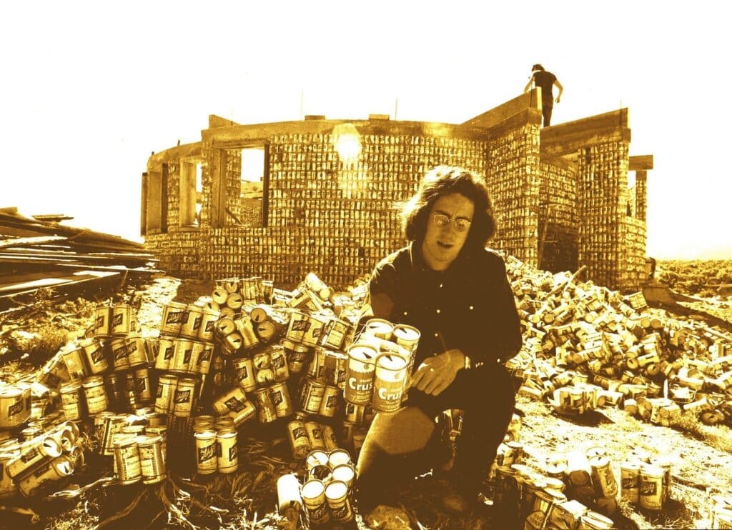 Die Anfänge in den 1970er Jahren: Michael Reynolds baut ein Earthship aus Dosen, Reifen und anderem Abfall. © Earthship Biotecture