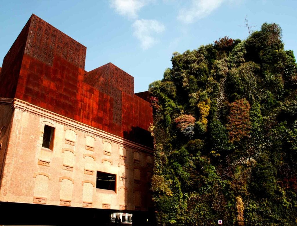 Am Madrider Kulturzentrum CaixaForum wachsen dank dem Architekten Partrick Blanc rund 15.000 Pflanzen und 250 Pflanzenarten. ©ERCO GmbH