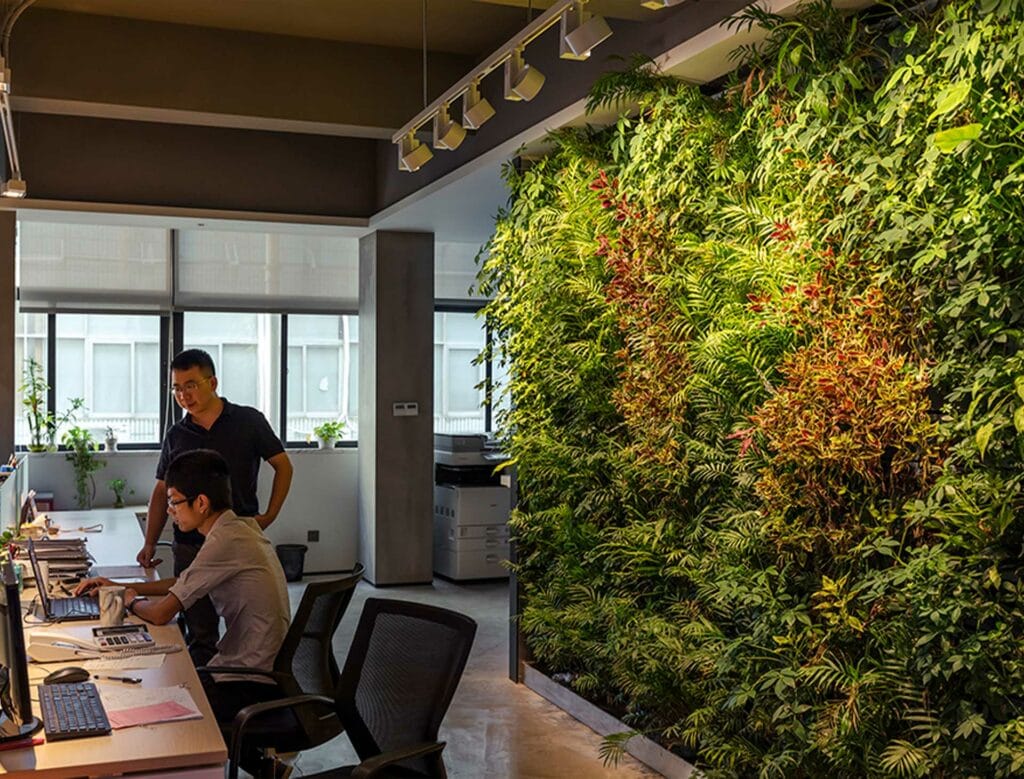 Bepflanzte Wände wie im Qiguang Technology Co. Office, Shenzhen, schaffen eine angenehme Atmosphäre und verbessern das Raumklima. © ERCO GmbH