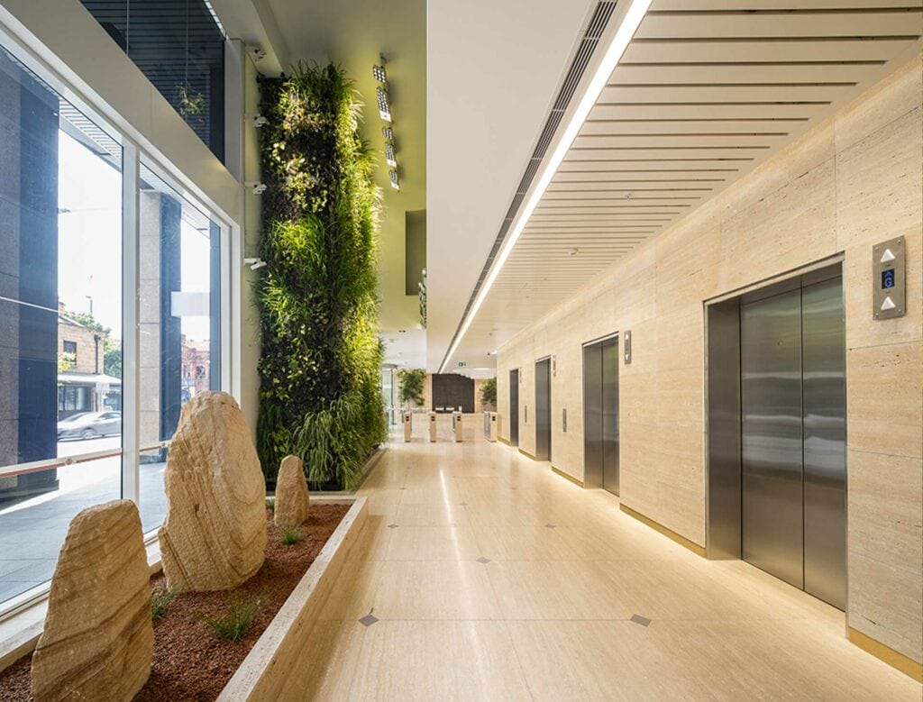 Die Green Wall im Foyer der Bank of China – eindrucksvoll und gesund dank leistungsstarker Wandfluter. © ERCO GmbH