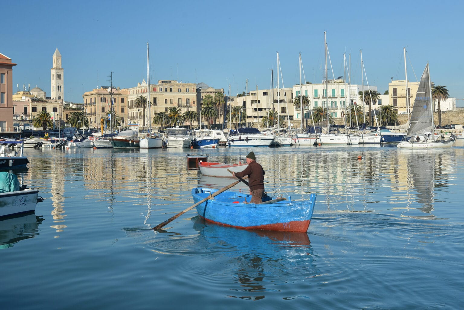 Italienflair pur. Bari punktet mit einem schönen Hafen, einer Strandpromenade und einer Altstadt mit zauberhaften Gassen. © Carlo Elmiro Bevilacqua